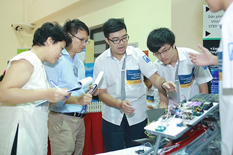 STEAM for Vietnam and VinUni to coordinate in organizing robotics course for high school students