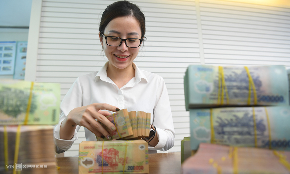 Giao dịch tiền mặt tại một ngân hàng thương mại. Ảnh: Giang Huy