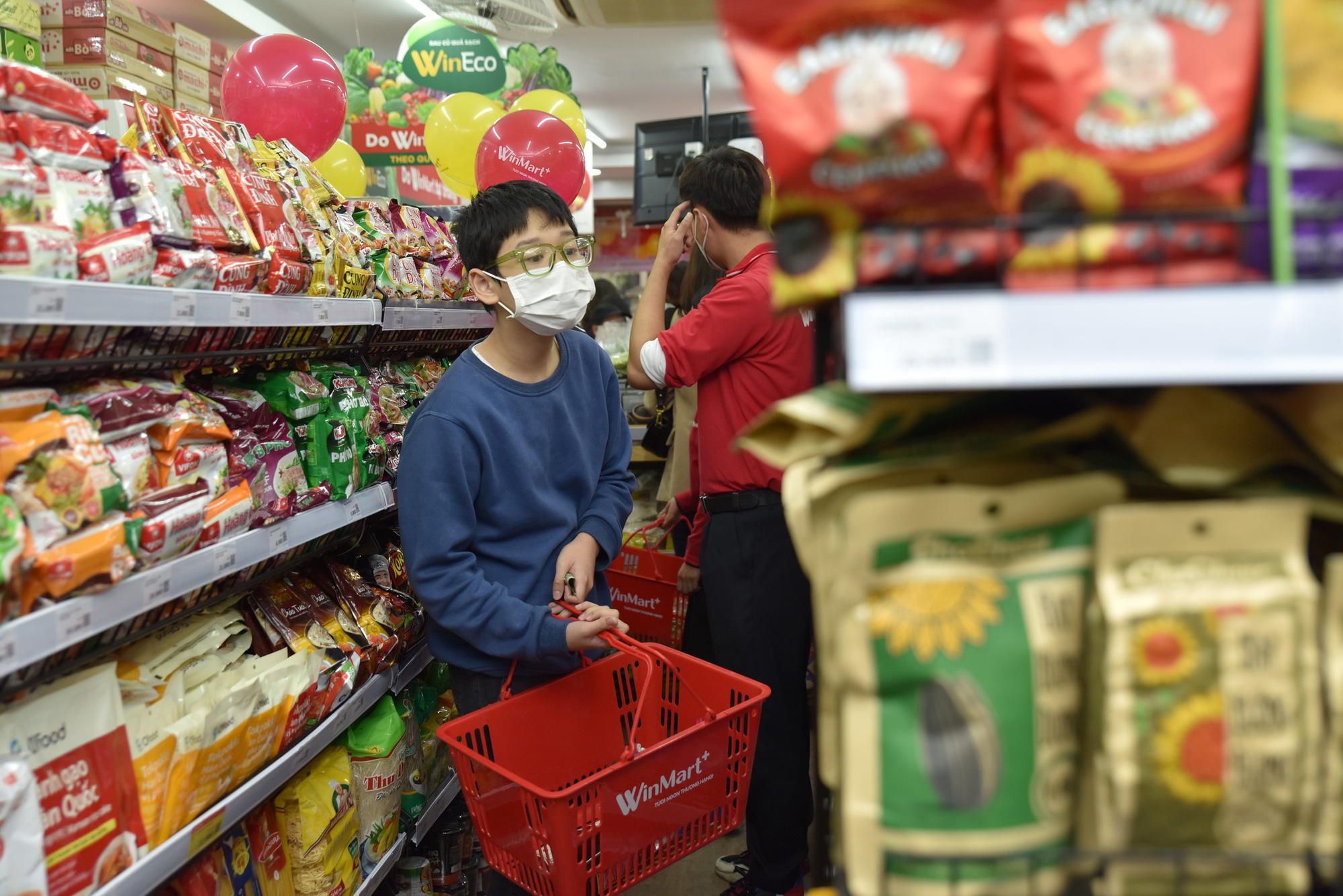 Khách hàng mua sắm tại cửa hàng WinMart+ nhượng quyền đầu tiên tại Hà Nội. Ảnh: WinMart+