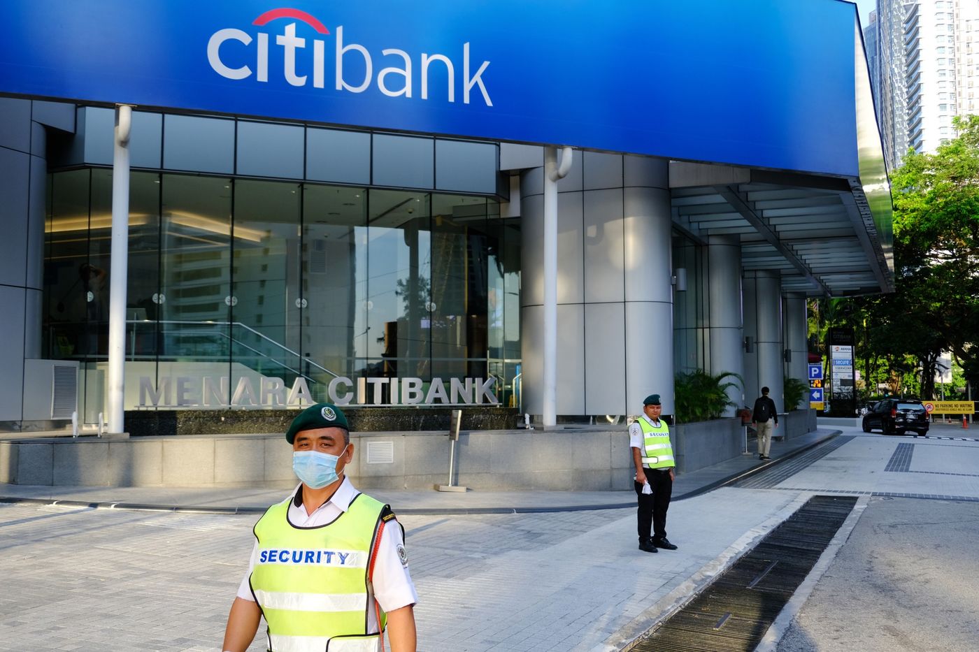 Bên ngoài chi nhánh Citigroup tại Kuala Lumpur (Malasia). Ảnh: Bloomberg