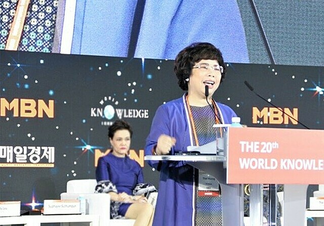 Bà Thái Hương phát biểu tại Diễn đàn Tri thức Thế giới năm 2019 tại Hàn Quốc và được trao tặng Giải thưởng Nữ Doanh nhân Quyền lực tại đây.