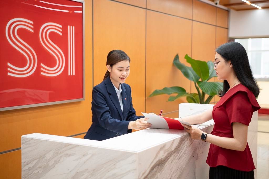 Nhà đầu tư tới giao dịch tại SSI. Ảnh: SSI