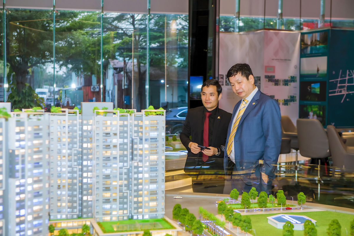 Ông Nguyễn Bá Sáng và ông Trương Gia Bình tham quan sa bàn dư án Westgate (Bình Chánh). Ảnh: An Gia