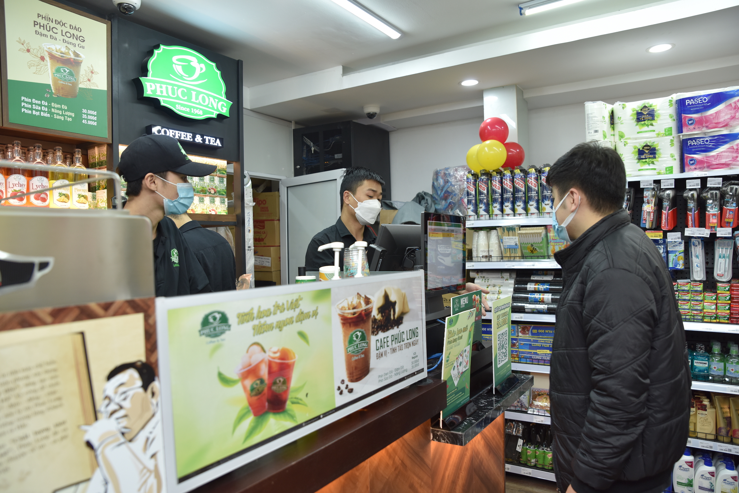 Kiosk Phúc Long phục vụ trà, cà phê tại một chi nhánh WinMart+ Hà Nội.