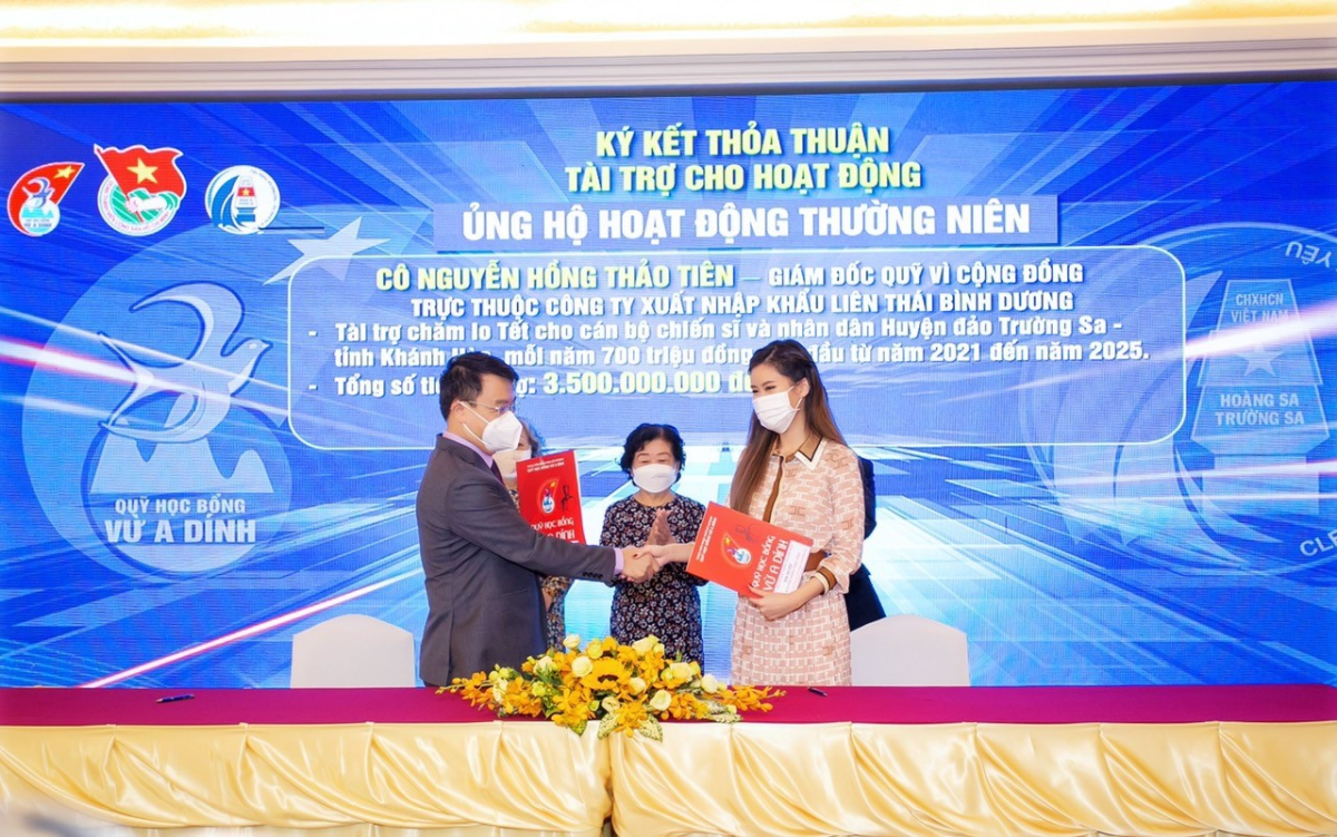 Tiên Nguyễn - Giám đốc quỹ Vì cộng đồng thuộc Công ty Liên Thái Bình Dương (IPPG) ký kết thỏa thuận tài trợ 3,5 tỷ đồng cho cán bộ chiến sĩ và nhân dân huyện đảo Trường Sa, tỉnh Khánh Hòa.