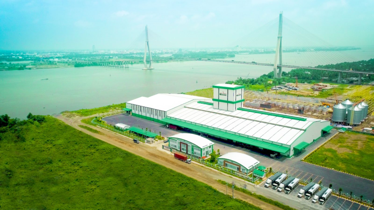 Greenfeed hiện sở hữu hệ thống 10 nhà máy sản xuất thức thức ăn chăn nuôi tại Việt Nam, Lào, Campuchia và Myanmar với quy trình đạt chuẩn thế giới như BAP, Global G.A.P, HACCP Codex, ISO 22000.