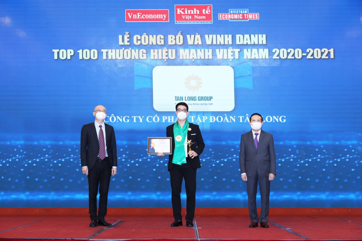 Đại diện Tập đoàn Tân Long nhận giải thưởng Top 100 thương hiệu mạnh Việt Nam 2021 - 2021. Ảnh: Tân Long.