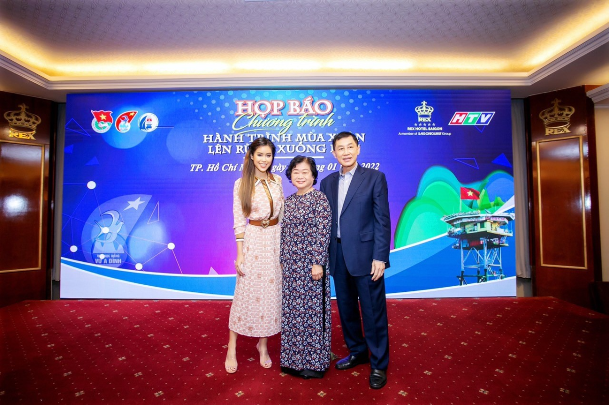 Johnathan Hạnh Nguyễn - chủ tịch IPPG và Tiên Nguyễn chụp ảnh cùng Chủ tịch câu lạc bộ Vì Hoàng Sa - Trường Sa thân yêu, bà Trương Mỹ Hoa.