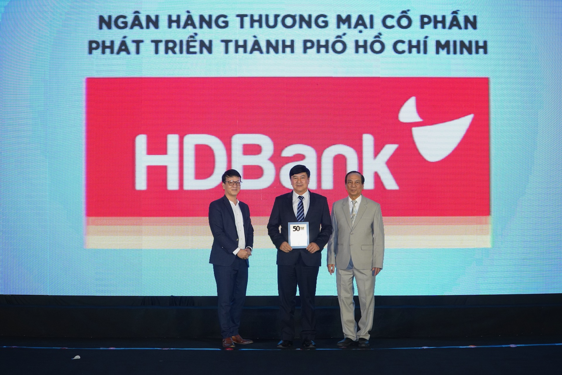 Ông Trần Hoài Nam - Phó tổng giám đốc HDBank (ở giữa) - đại diện lãnh đạo HDBank- nhận vinh danh tại lễ trao giải. Ảnh: