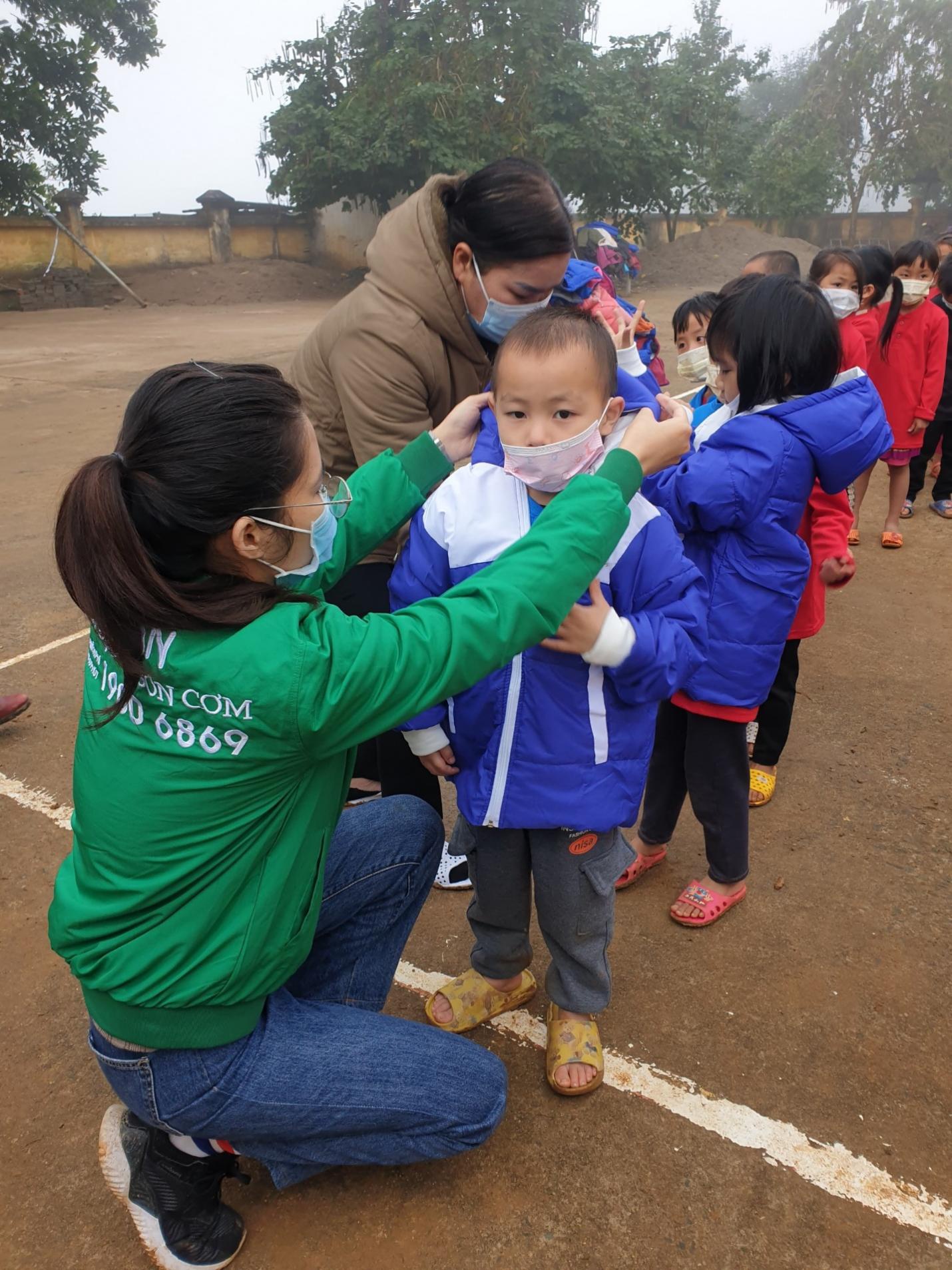 Gạo A An ‘sưởi ấm’ Tết bản cao - ảnh 3