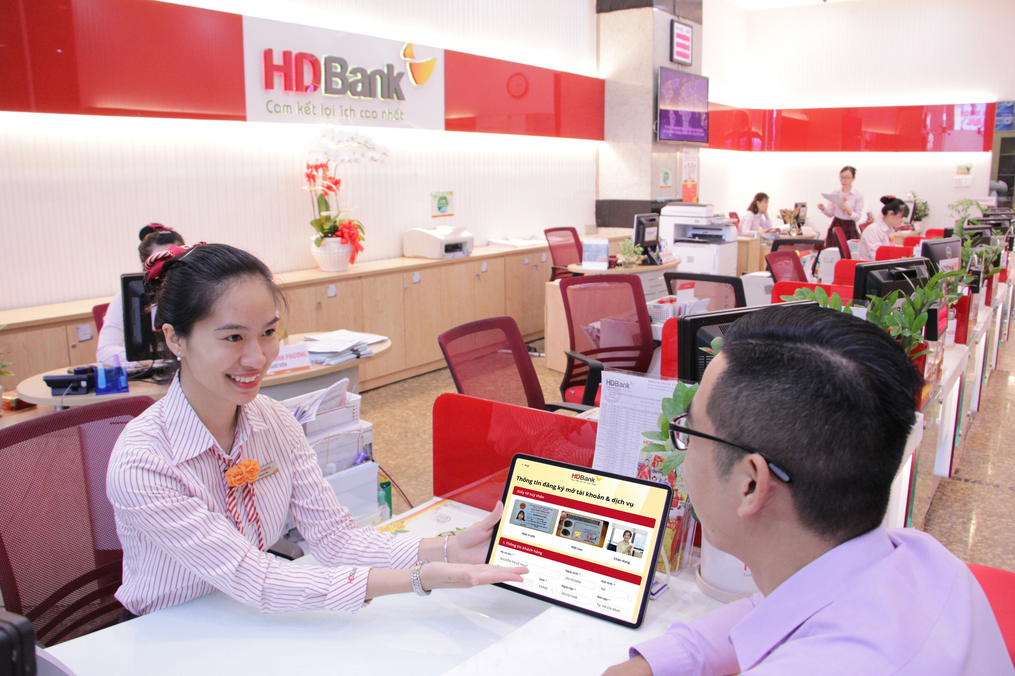 Đổi mới toàn diện, HDBank báo lãi 8.070 tỉ đồng tăng 39% - ảnh 2