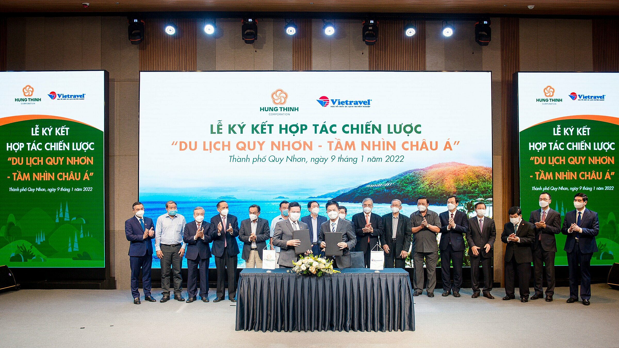 Ông Nguyễn Đình Trung - Chủ tịch Tập đoàn Hưng Thịnh (bên trái) và ông Nguyễn Quốc Kỳ - Chủ tịch HĐQT Vietravel (bên phải) ký kết hợp tác chiến lược toàn diện giữa Tập đoàn Hưng Thịnh và Công ty Vietravel