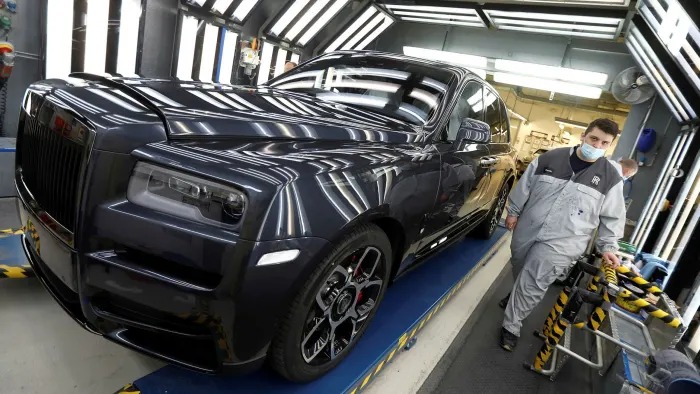 Một chiếc Rolls-Royce được hoàn thiện trong nhà máy. Ảnh: Reuters