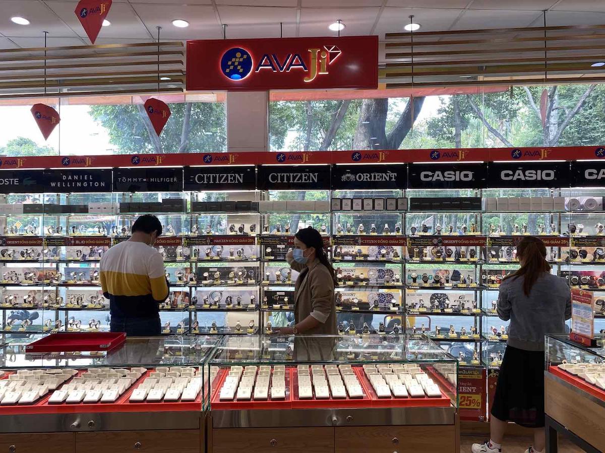 AVAJi chuyên về trang sức, đồng hồ và kính mát. Ảnh: Thế Giới Di Động