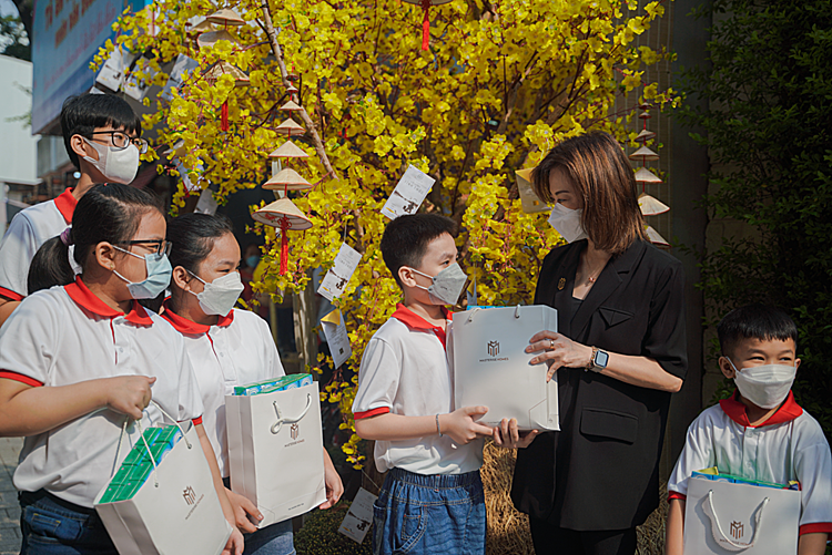 Bà Sunny Tong, phó giám đốc khối truyền thông tiếp thị Masterise Homes trong buổi gặp gỡ, hỗ trợ các trẻ em khó khăn, cơ nhỡ do đại dịch.