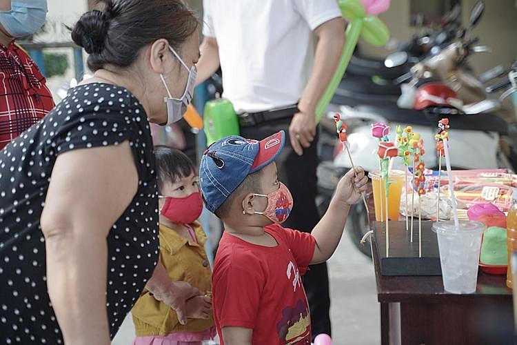 Không chỉ hỗ trợ các phần quà, chương trình cũng tổ chức các trò chơi dân gian, mong muốn chia sẻ không khí Tết tới các em nhỏ.