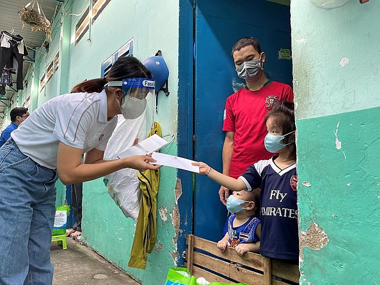 Giữa giai đoạn giãn cách, Masterise Group vẫn không ngần ngại cùng Thanh niên Tình nguyện len lỏi vào từng hẻm nhỏ TP, hỗ trợ chi phí sinh hoạt và thuê nhà.