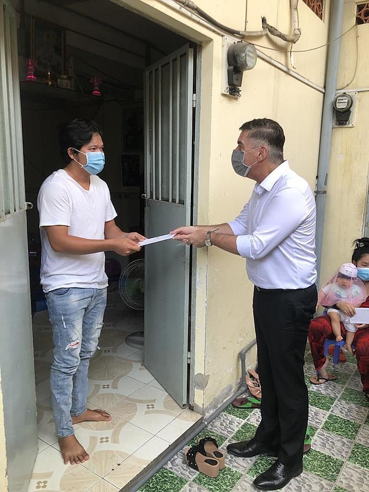 Ông Jason Turnbull - Phó tổng giám đốc kiêm Giám đốc Tài chính Masterise Homes trực tiếp trao quà cho người lao động.