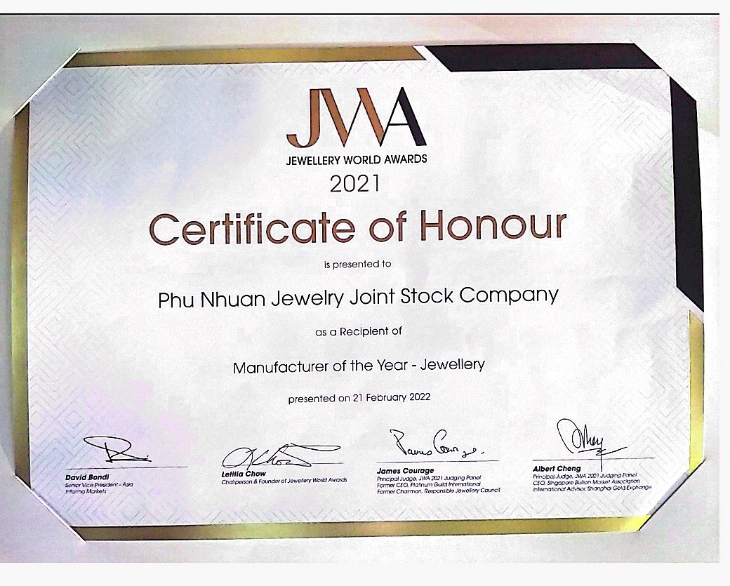 Giải thưởng Nhà sản xuất, chế tác trang sức xuất sắc nhất của năm của JWA dành cho PNJ. Ảnh: PNJ