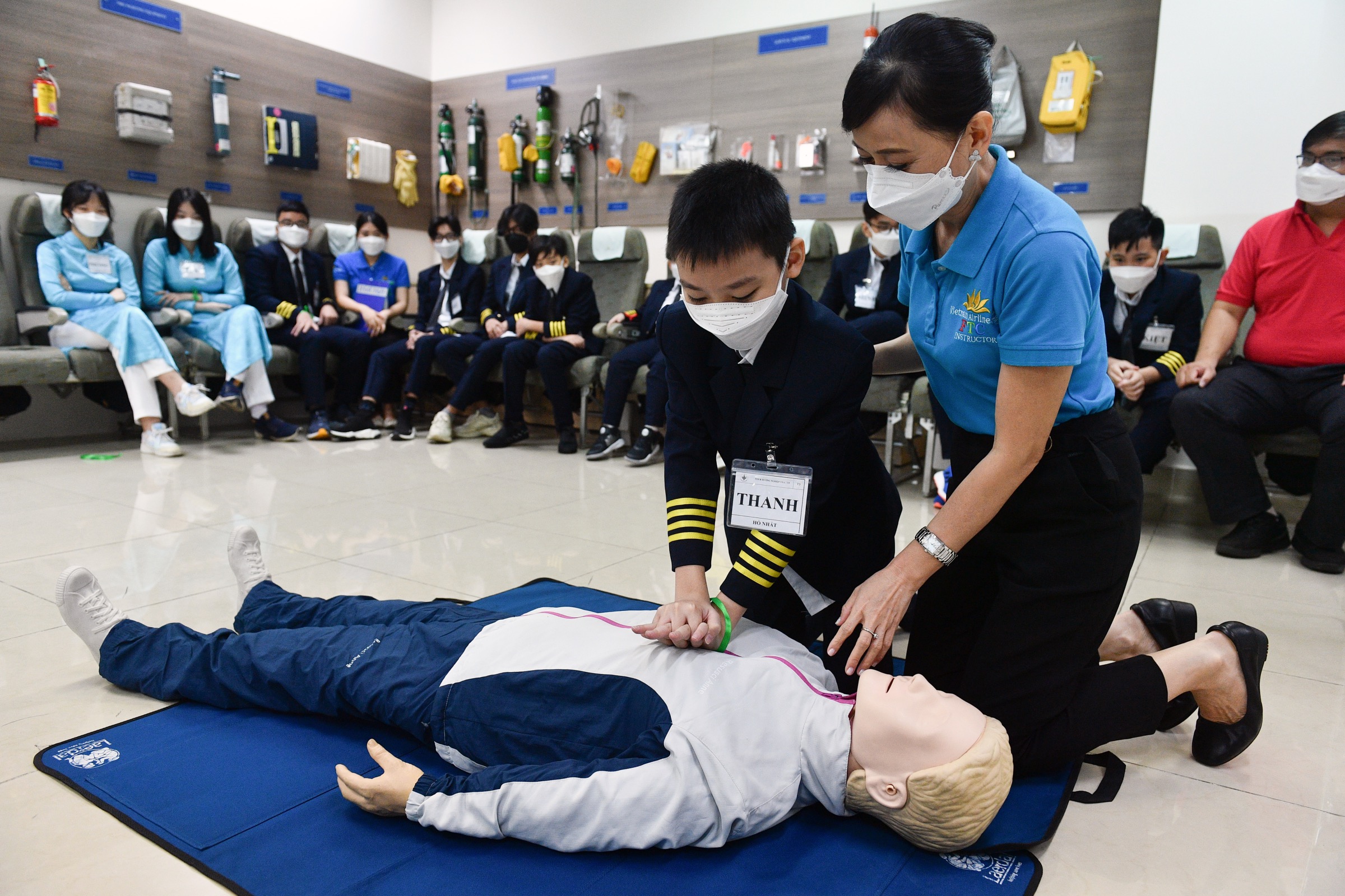 Phi công nhí thực hành sơ cứu. Ảnh: VNA.