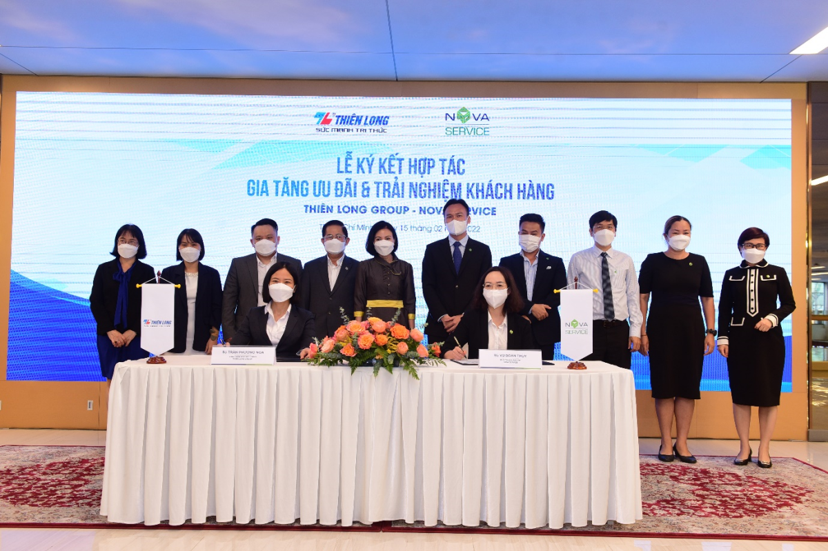 Bà Trần Phương Nga - Tổng giám đốc Tập đoàn Thiên Long và bà Vũ Đoan Thùy - Phó tổng giám đốc Nova Service ký kết thỏa thuận hợp tác.