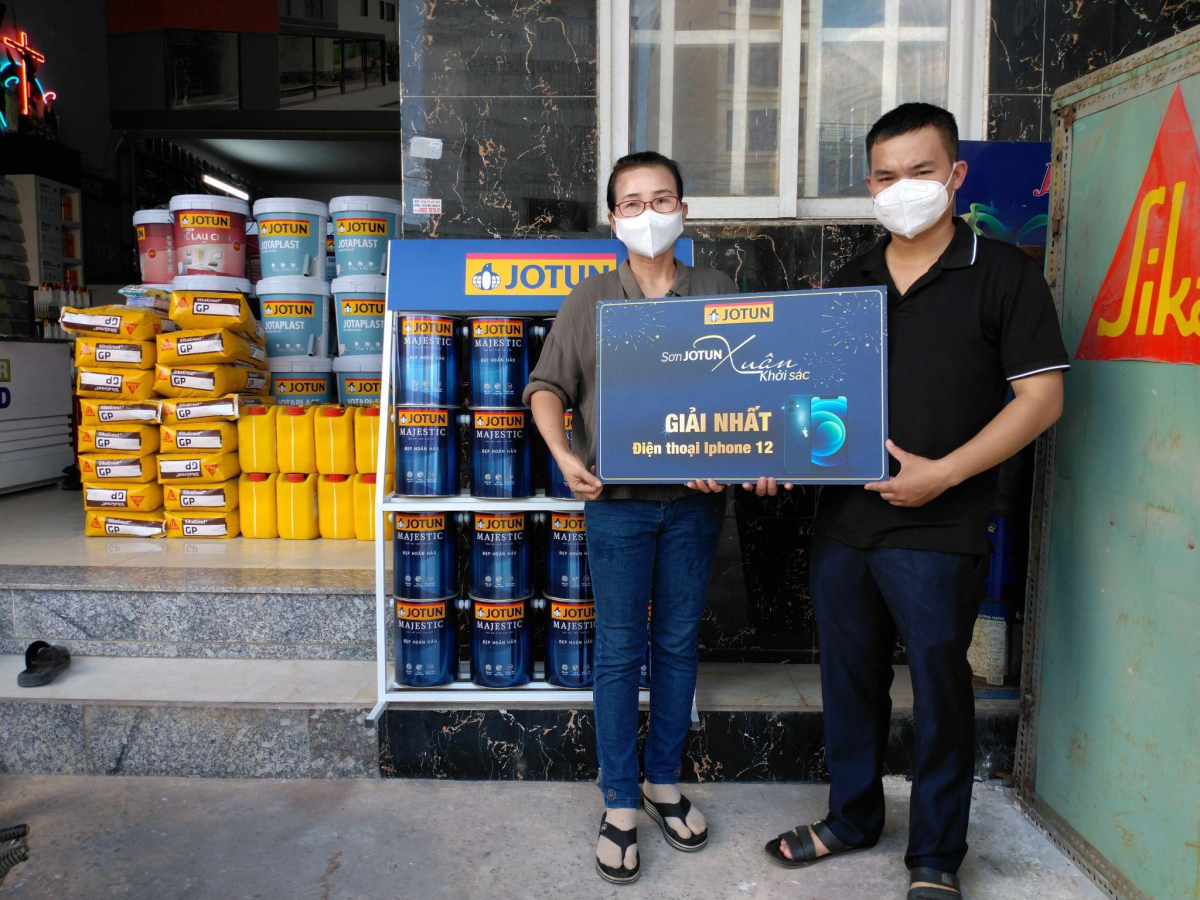 Anh Nguyễn Văn Đàn (TP.HCM) sở hữu điện thoại iPhone 12 từ chương trình. Ảnh: Jotun Việt Nam