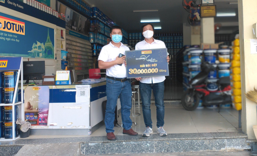 Anh Nguyễn Công Tính (TP HCM), nhận được giải thưởng trị giá 30 triệu đồng trong tháng 1/2022 từ chương trình Sơn Jotun, Xuân Khởi Sắc. Ảnh: Jotun Việt Nam