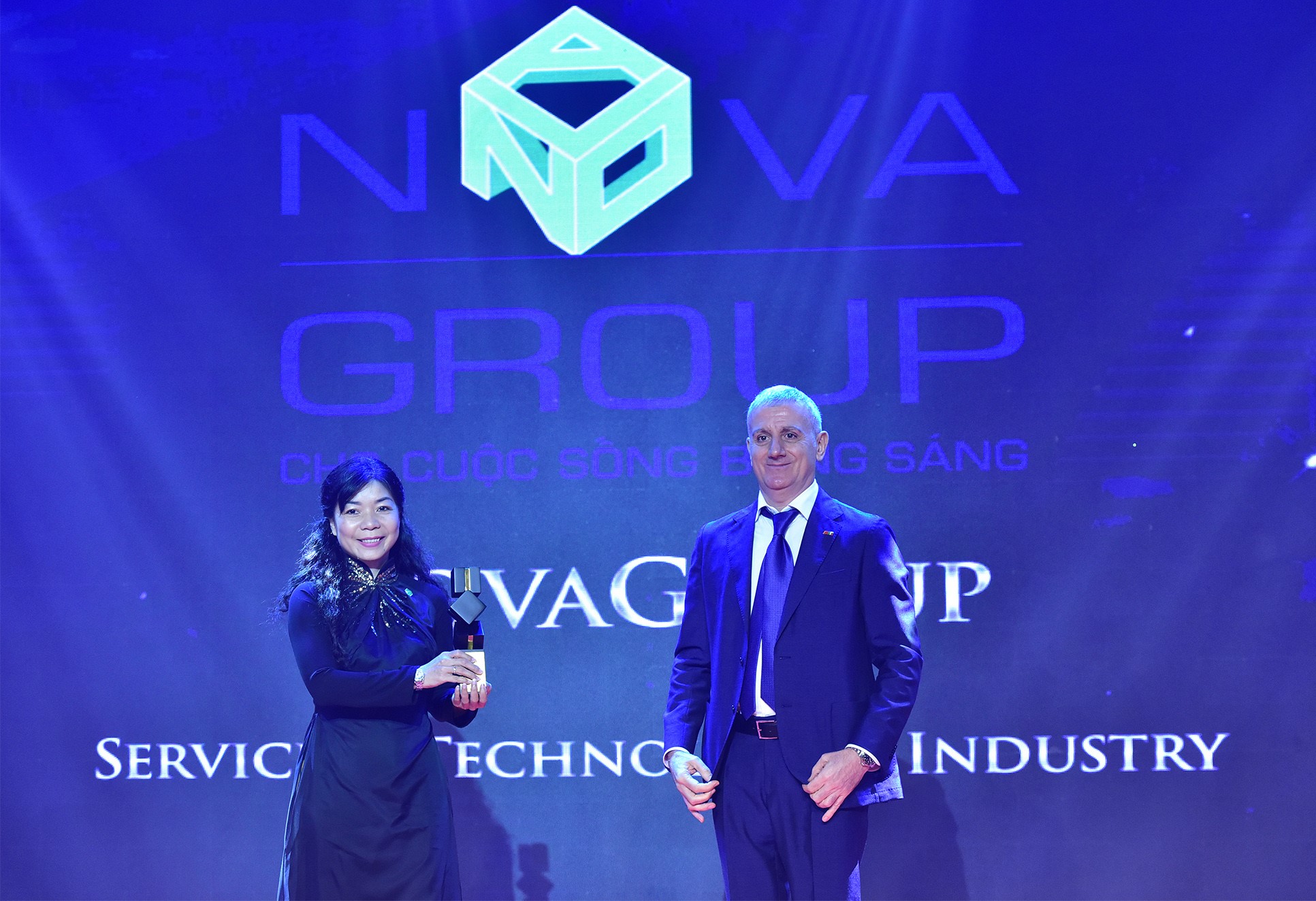 Bà Hoàng Thu Châu - Tổng Giám đốc NovaGroup, đại diện tập đoàn nhận giải thưởng Doanh nghiệp xuất sắc châu Á. Ảnh: NovaGroup