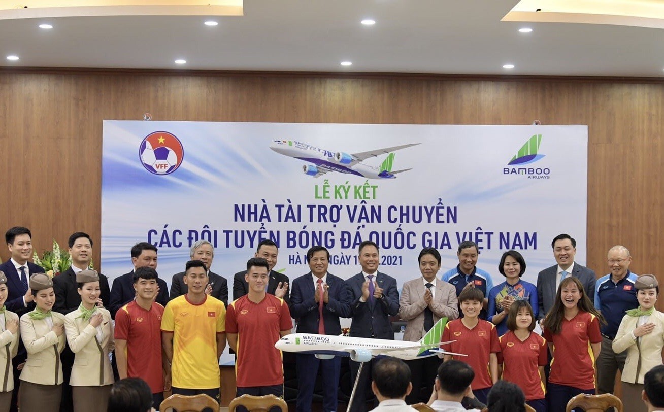 Lễ ký kết tài trợ vận chuyển các đội tuyển bóng đá Quốc gia Việt Na giữa Bamboo Airways và Liên đoàn bóng đá Việt Nam năm 2021. Ảnh: Bamboo Airways