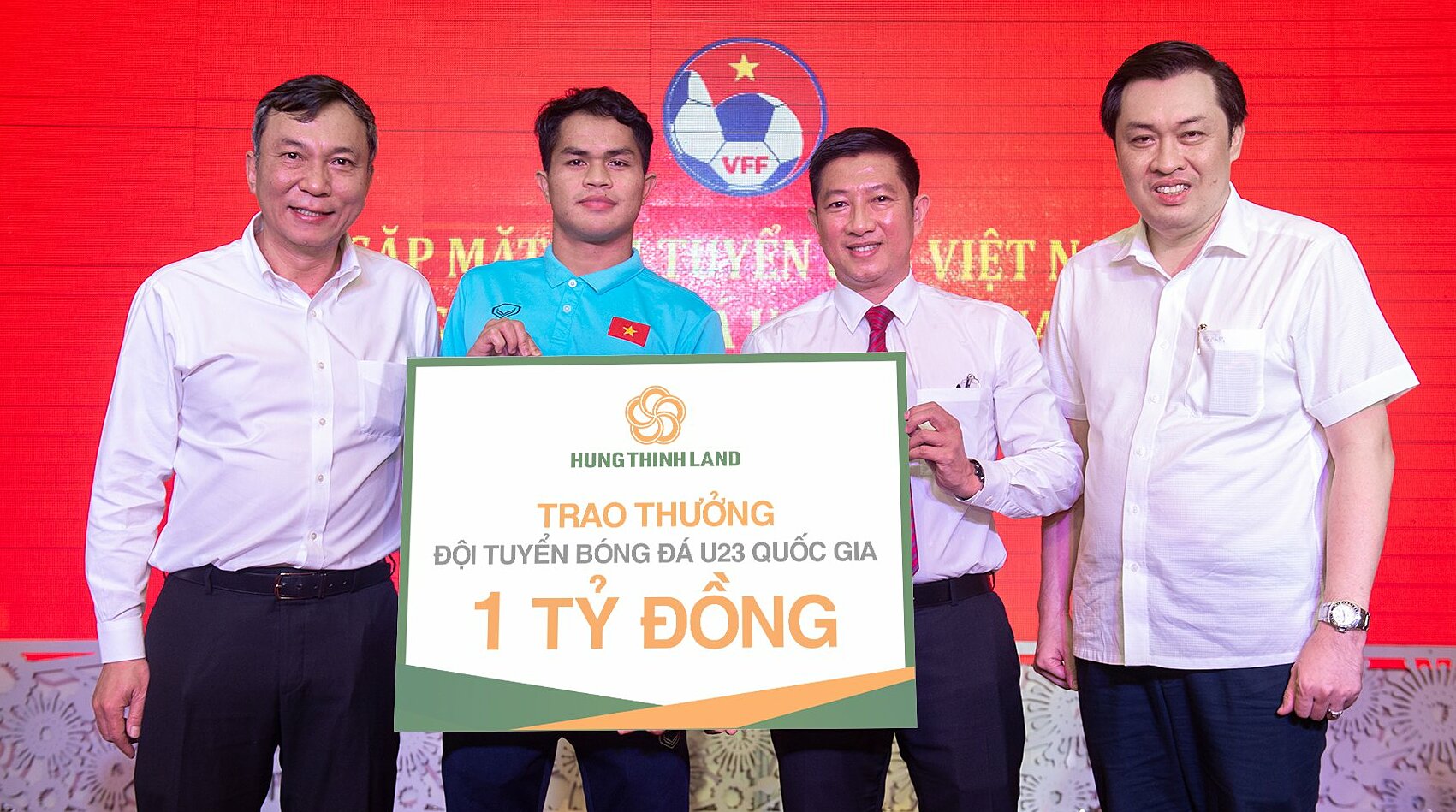 Đại diện Hưng Thịnh Land trao thưởng một tỷ đồng cho cầu thủ Dụng Quang Nho - Đội trưởng U23 Việt Nam. Ảnh: Hưng Thịnh Land