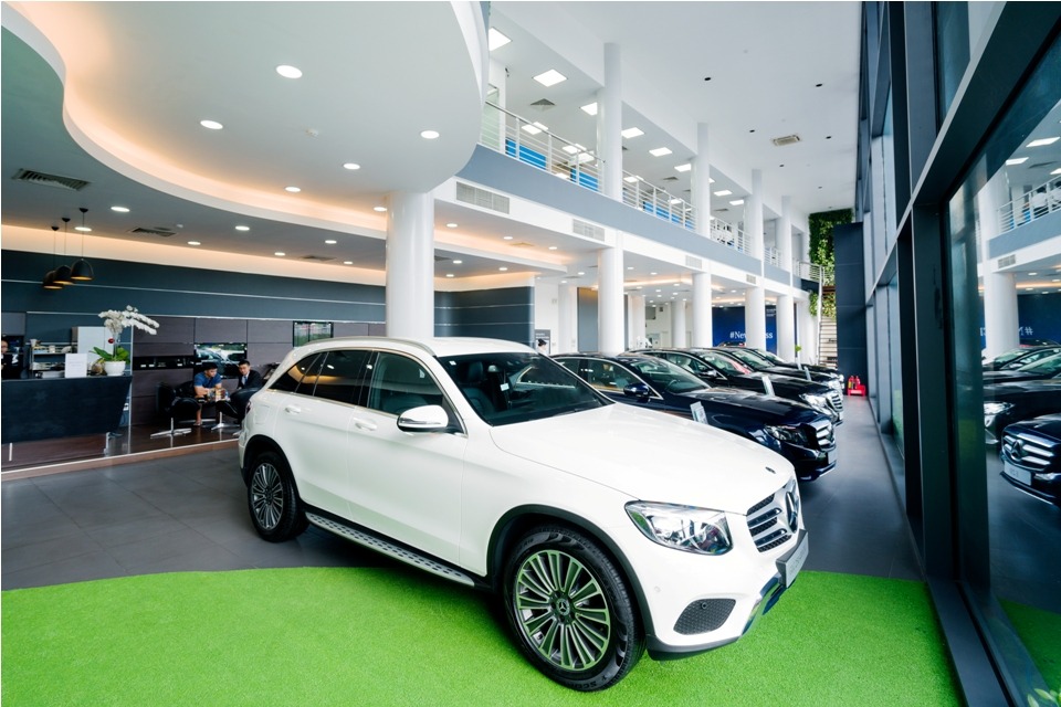 Bên trong một showroom Mercedes của Haxaco. Ảnh: HAX