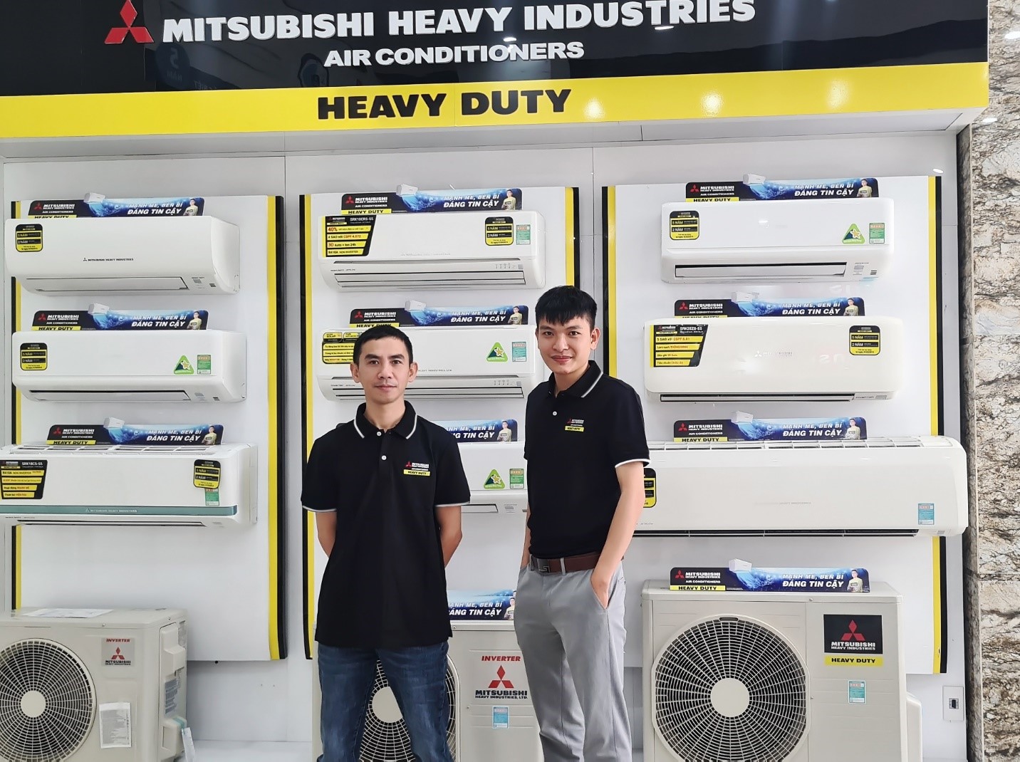 Áo thun cao cấp với màu đen viên trắng, thêu logo Mitsubishi Heavy.