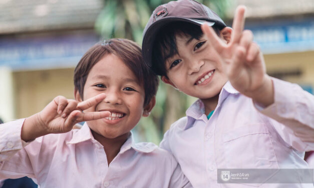 Niềm hạnh phúc bình dị của thầy cô khi nhìn thấy học trò hồn nhiên chơi trong sân trường mới